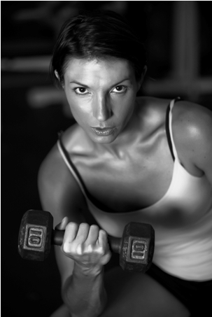 istock-girl in gym, dumbbell black and white