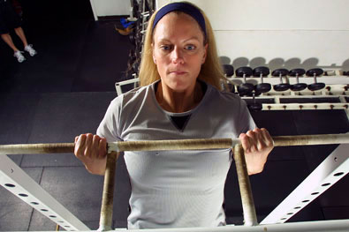 woman doing pull up